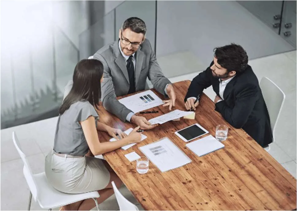 Reunión de trabajo con clientes en sala de juntas